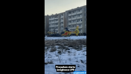 Śmigłowce LPR są certyfikowane do wykonywania operacji w kategorii A, która oznacza najwyższy standard bezpieczeństwa. Film przedstawia procedurę startu w kategorii A, standardowo stosowaną przez pilotów LPR. Cofanie i jednoczesne wznoszenie śmigłowca przy starcie jest wykonywane po to, żeby w razie awarii jednego z dwóch silników pilot mógł bezpiecznie przerwać start i wylądować z powrotem w miejscu, z którego przed chwilą wystartował. Manewr ten kończy się osiągnięciem tzw. wysokości decyzji, kiedy pilot decyduje o powrocie i lądowaniu lub o przejściu do lotu na wprost i dalszym wznoszeniu, nawet na jednym silniku. Kategoria A pozwala nam zatem zachować pełne bezpieczeństwo w razie awarii silnika, w czasie wykonywania operacji w miejscach o gęstej zabudowie i dużym zaludnieniu – źródło opisu: LPR