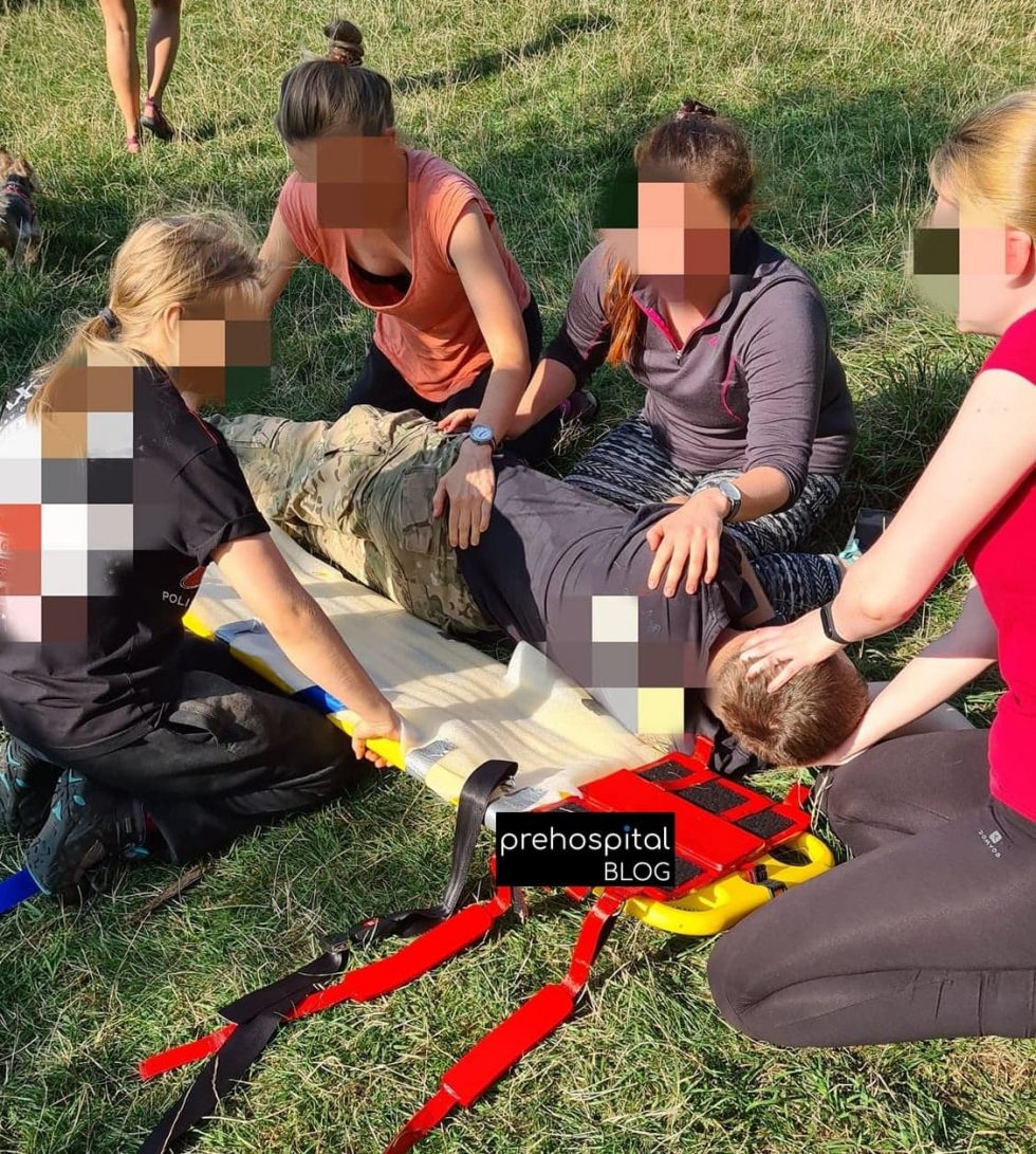 Termoizolacja poszkodowanego ułożonego na desce ortopedycznej